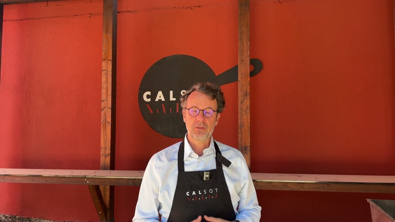 Le patron de Calsot racontant comment tout a commencé, assis sur la terrasse de son restaurant.